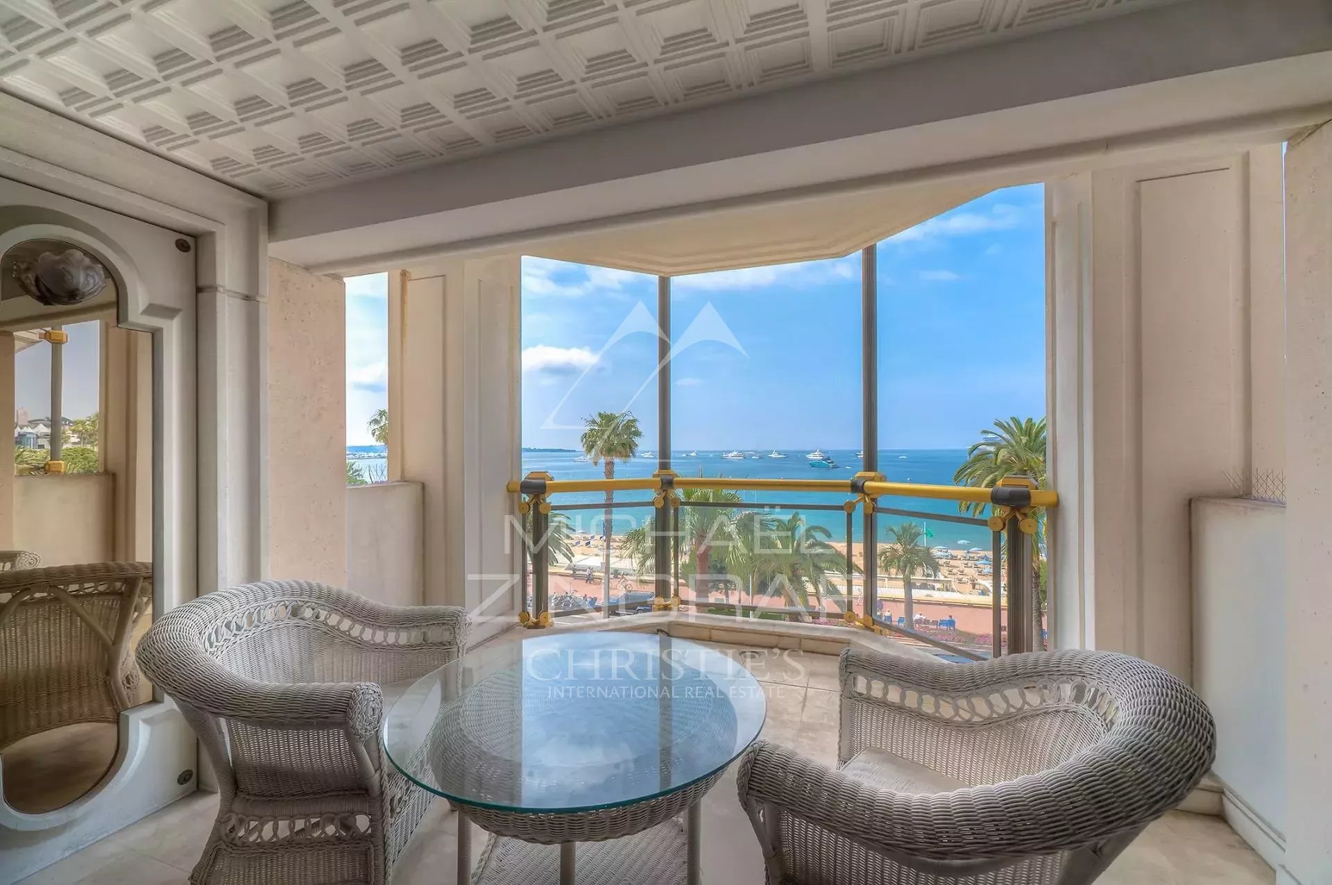 Appartement de luxe à Cannes Vue depuis un appartement de luxe à Cannes avec terrasse et mer en arrière-plan.