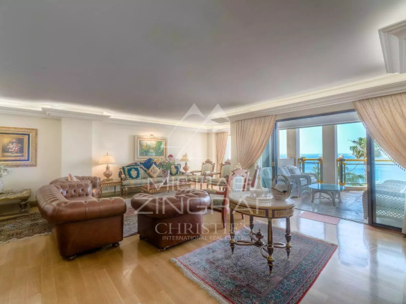 Salon spacieux d'un appartement de luxe à Cannes avec vue sur la mer.