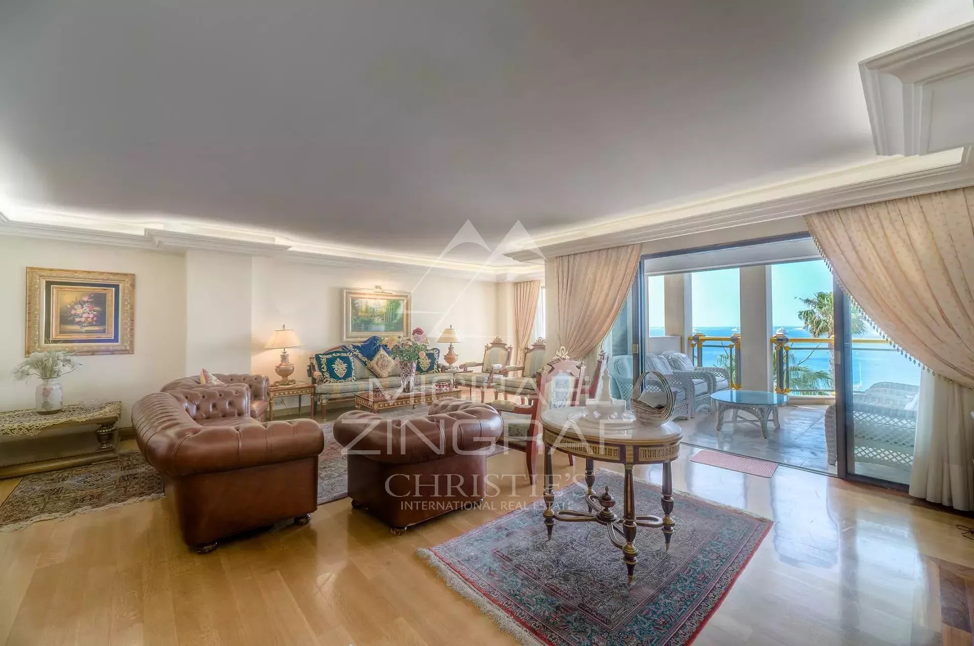 Appartement d’exception à Cannes Salon spacieux d'un appartement de luxe à Cannes avec vue sur la mer.