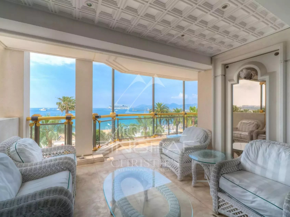 Salon lumineux avec vue sur la mer, appartement de luxe à Cannes Croisette.