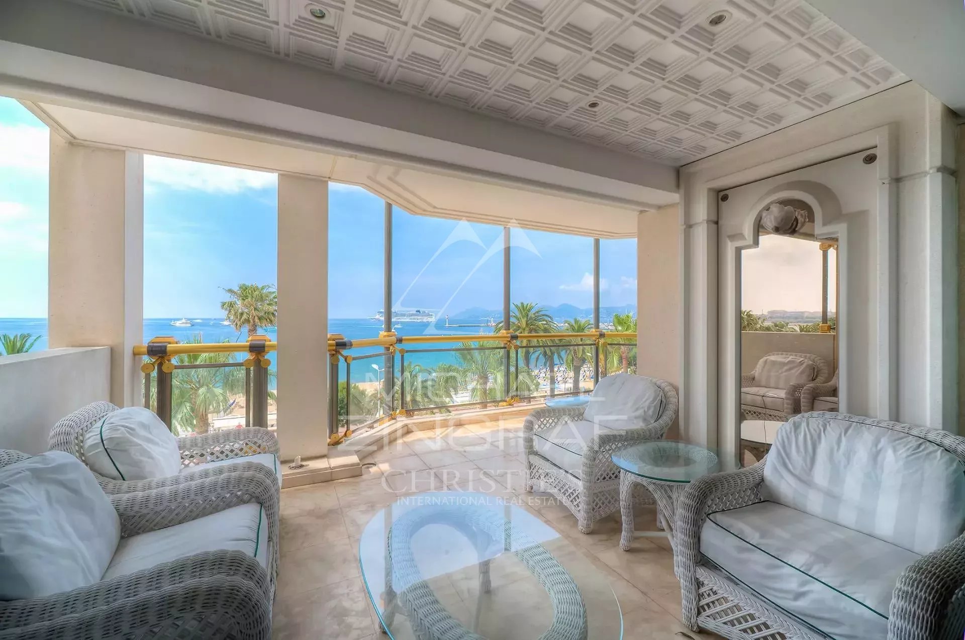 Appartement d’exception à Cannes Croisette Salon lumineux avec vue sur la mer, appartement de luxe à Cannes Croisette.