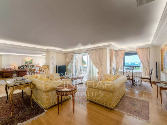 Salon spacieux d'un appartement de luxe à Cannes avec vue sur la mer