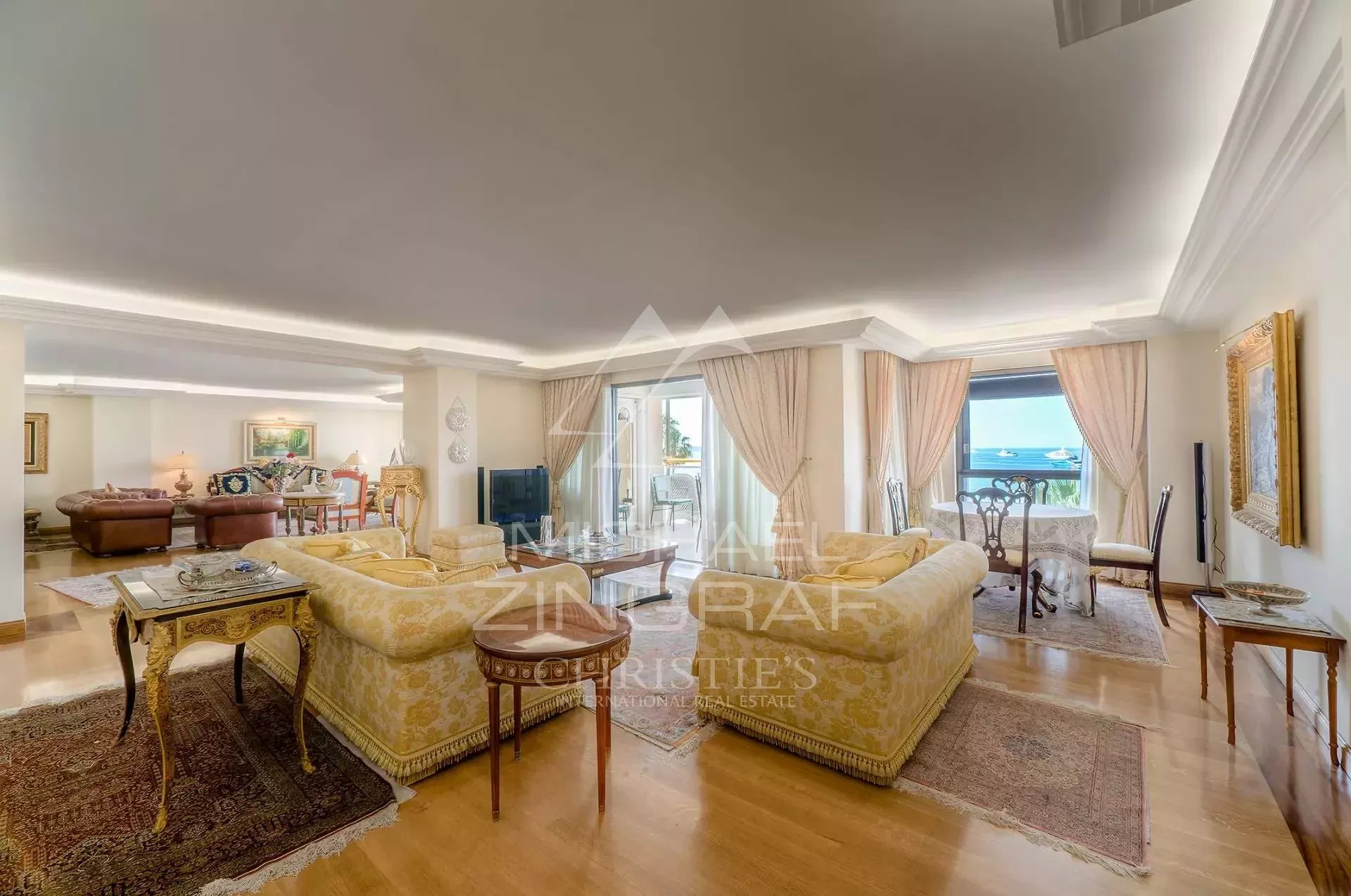 Appartement de luxe à Cannes Salon spacieux d'un appartement de luxe à Cannes avec vue sur la mer