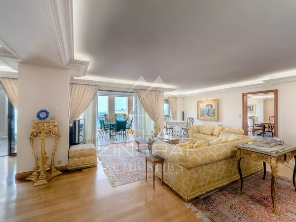 Intérieur d'un appartement luxueux à Cannes avec vue mer, salon spacieux et décoration élégante.