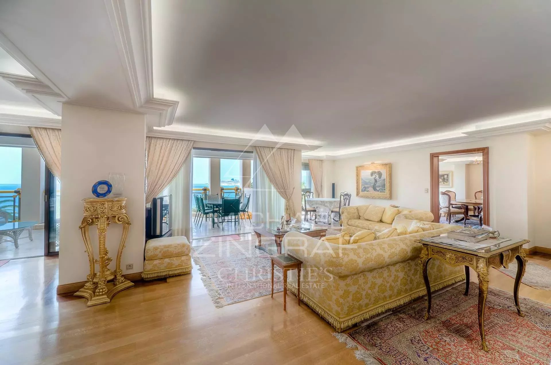 Appartement de luxe à Cannes Intérieur d'un appartement luxueux à Cannes avec vue mer, salon spacieux et décoration élégante.