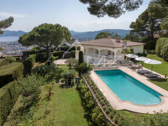Luxury villa with swimming pool and garden, panoramic sea view in Vallauris.