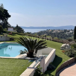 VAR: House with sea view