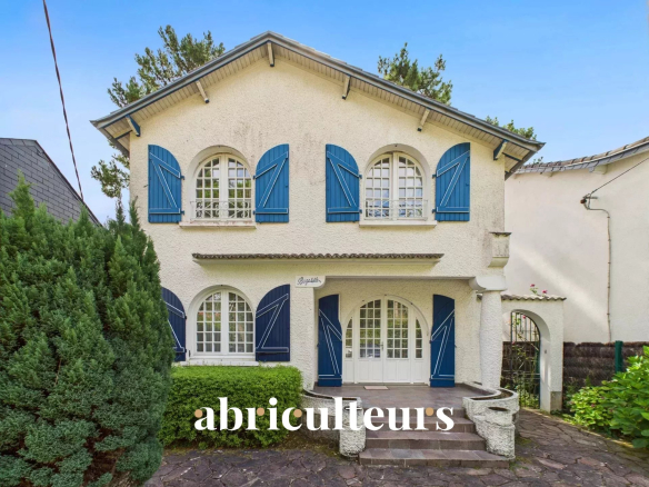 House to renovate of 163.45 m² – Plot of 627 m² – 4 bedrooms – 1 office – 2 kitchens – 3 shower rooms – Garage – 3 parking spaces – 24 Avenue René Guy Cadou – La Baule-Escoublac