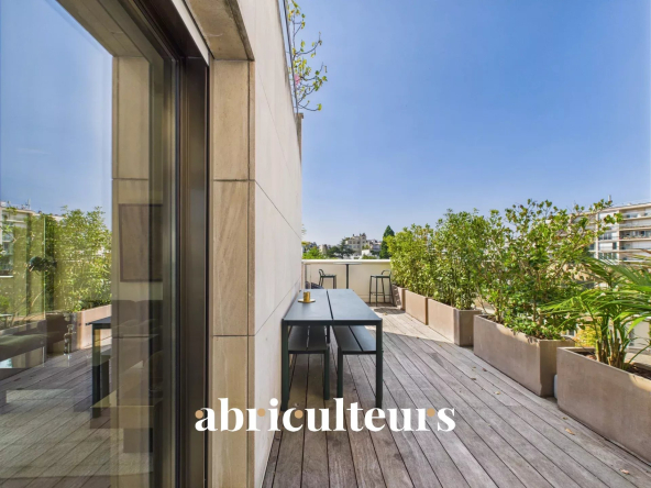 Elegant 148 m² apartment with large green terrace - sought -after jasmine district