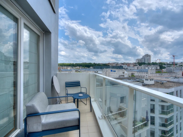 BRIGHT APARTMENT – 4 ROOMS WITH BALCONY – ISSY LES MOULINEAUX