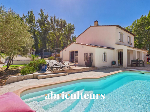 Villa rénovée de 150 m² – 4 chambres – Terrain paysager 1413 m² avec piscine – Callian