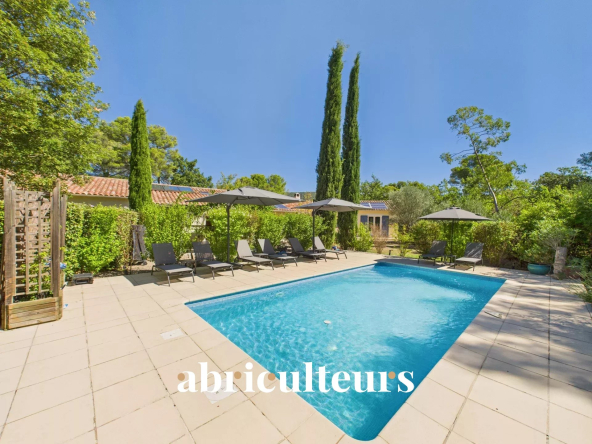 Propriété d’exception à AUPS :  villa et 2 gîtes 4 étoiles