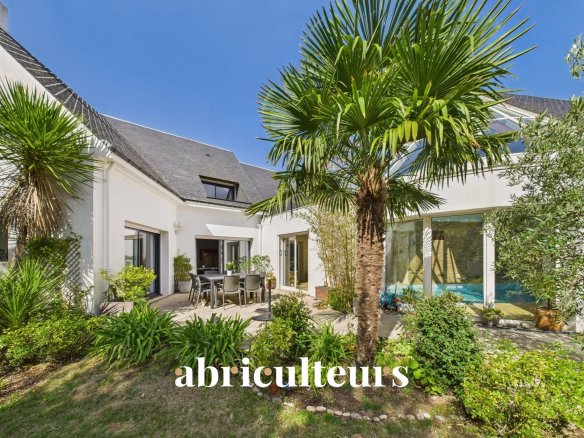 Magnifique maison de 258m2 en excellent état – 4 chambres  – Piscine intérieure  –  Domaine privé du Haut Bissin – Terrain de 1800m2 – Garage