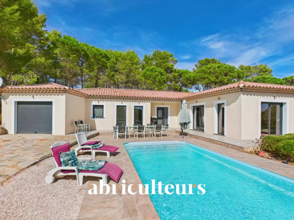 Contemporary villa of 186 m² with panoramic view – Secure estate – Bagnols-en-Forêt