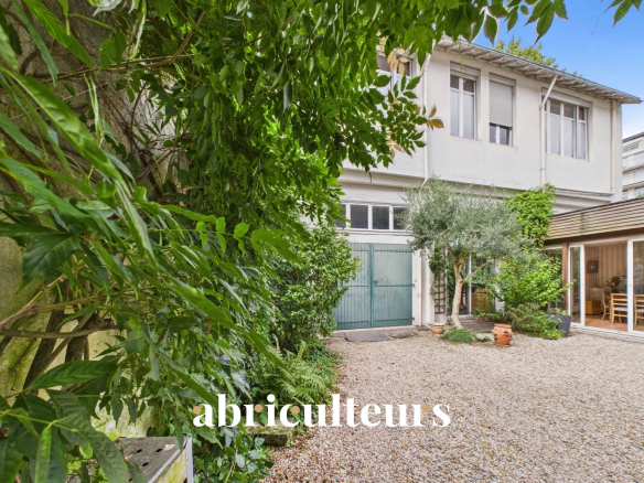 8-room town house plus habitable outbuilding, garage and workshop