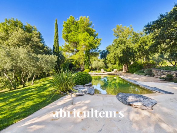 Superbe villa de 155 m² sur terrain paysagé de 3 000 m² Cheval-Blanc