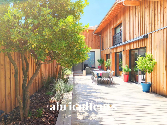 Contemporary 5-room house of 169 m² with independent apartment – ​​100 m² terrace – Heart of La Teste-de-Buch