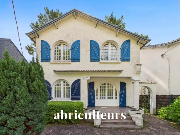 House to renovate of 163.45 m² – Plot of 627 m² – 4 bedrooms – 1 office – 2 kitchens – 3 shower rooms – Garage – 3 parking spaces – 24 Avenue René Guy Cadou – La Baule-Escoublac