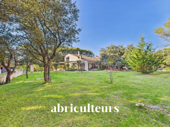 Magnifique propriété avec terrain, piscine/ poolhouse, dépendance à Rognes 13840