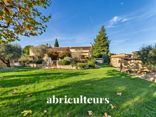 180 m2 villa in Lauris in a preserved natural setting