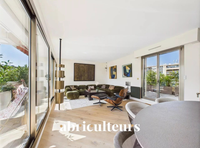 Refined 148 m² apartment with large tree-lined terrace – Popular Jasmin area