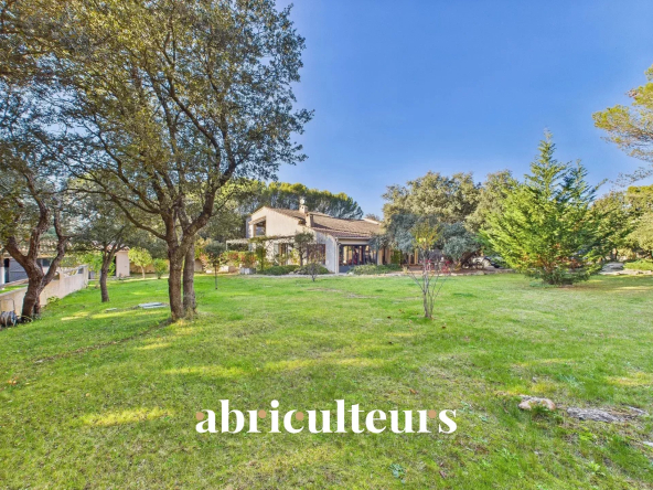 Magnifique propriété avec terrain, piscine/ poolhouse, dépendance à Rognes 13840