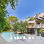 Splendide maison d’architecte dans un écrin de verdure – 317m², piscine et grandes terrasses – Nantes Sud