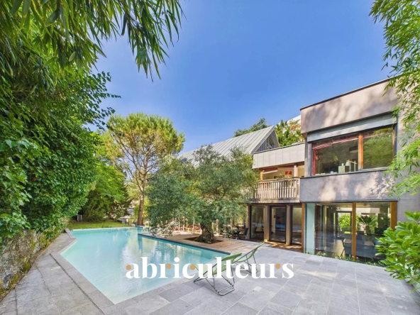 Splendide maison d’architecte dans un écrin de verdure – 317m², piscine et grandes terrasses – Nantes Sud