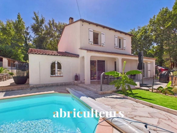 Renovated villa of 150 m² – 4 bedrooms – Landscaped grounds of 1413 m² with swimming pool – Callian