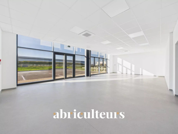 New commercial premises of 600 m² – 1 hour from Paris, in the heart of a strategic area