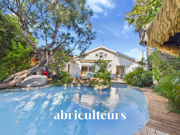 Villa with exotic garden and swimming pool in the heart of Soorts-Hossegor – with great potential