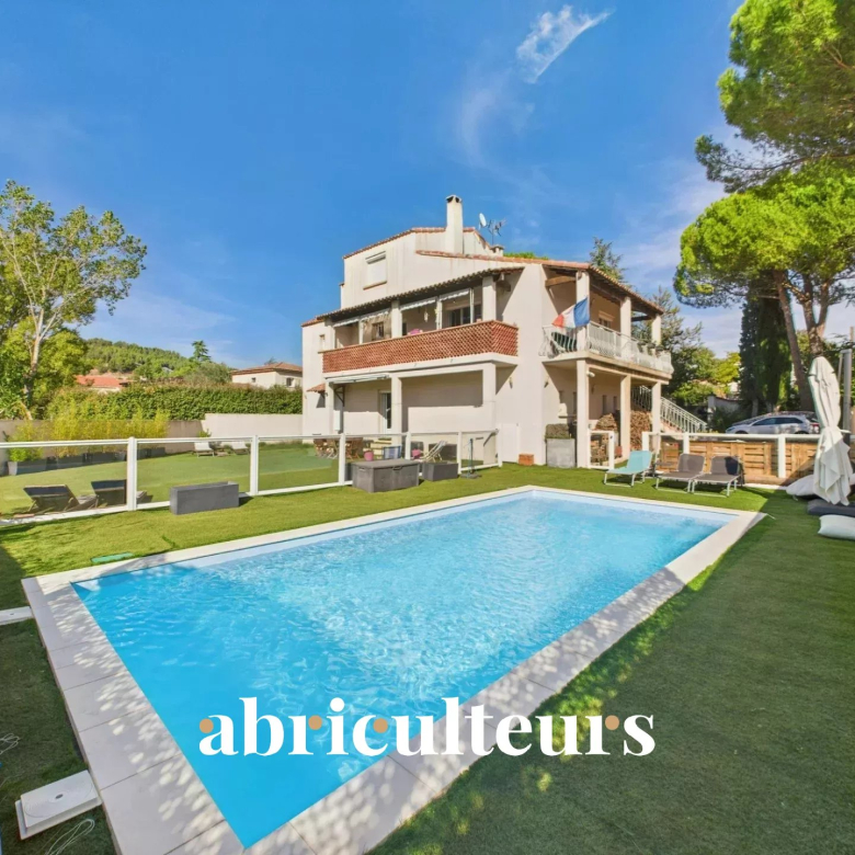 Beautiful family villa with sea view