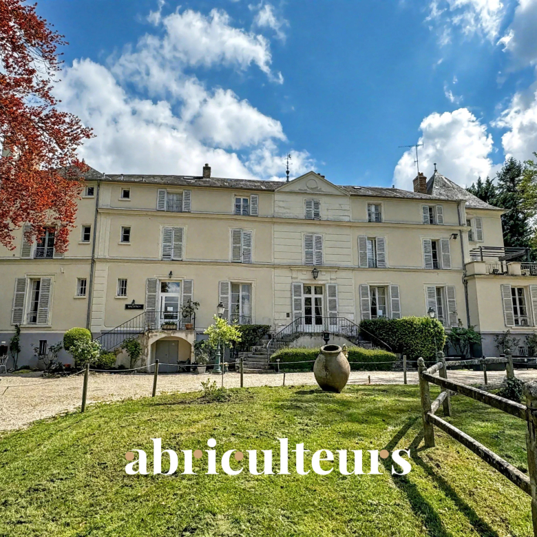 New commercial premises of 600 m² – 1 hour from Paris, in the heart of a strategic area