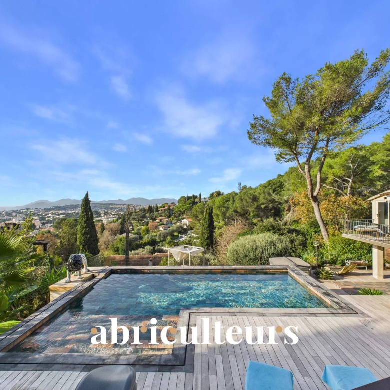 Magnificent property with land, swimming pool/pool house, outbuilding in Rognes 13840
