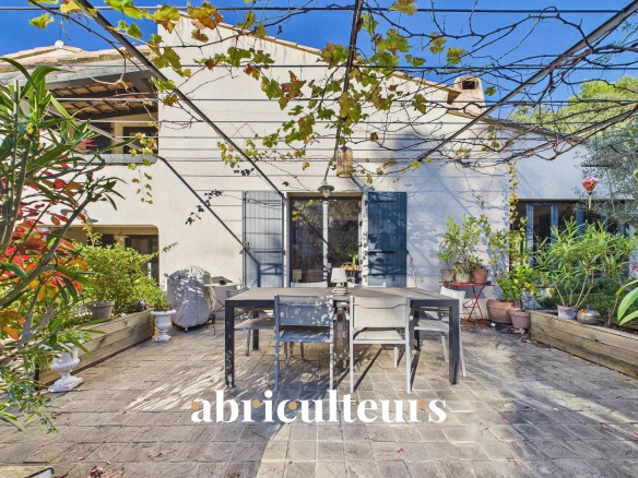 Magnificent property with land, swimming pool/pool house, outbuilding in Rognes 13840