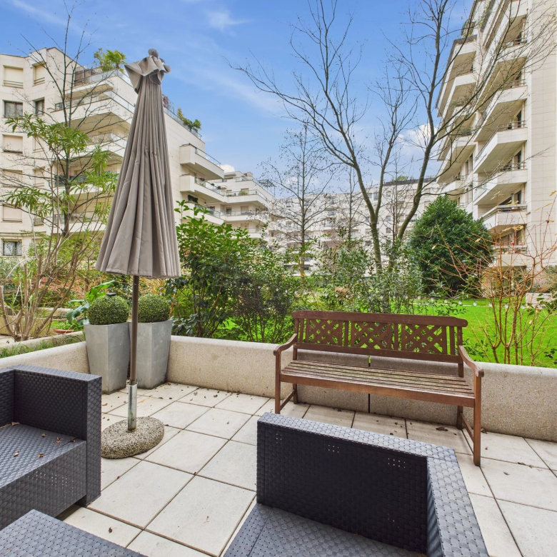 Magnificent property with land, swimming pool/pool house, outbuilding in Rognes 13840