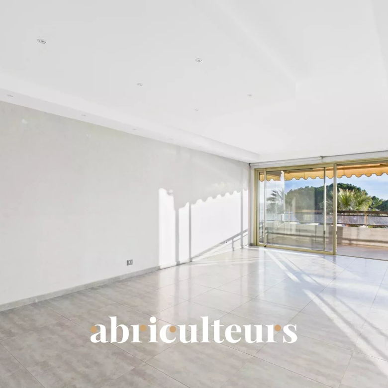 Très belle maison de 258m2 bien entretenue – 4 chambres – Piscine intérieure – Domaine privé du Haut Bissin – Garage – Terrain de 1800m2