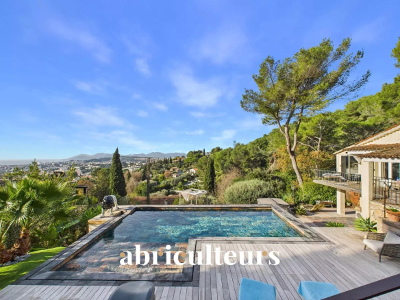 Panoramique – Villa d’exception – 227 m² – Le Cannet