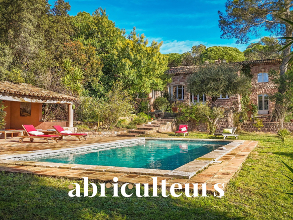 Exceptional Provençal farmhouse of 300 m² – Historic property on 1 hectare – Saint-Raphaël, at the gateway to the Estérel mountains