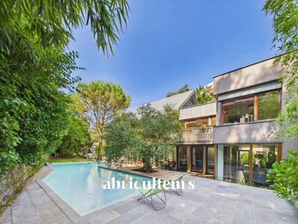 Stunning architect-designed house in a verdant setting – 317m², swimming pool and large terraces – South Nantes