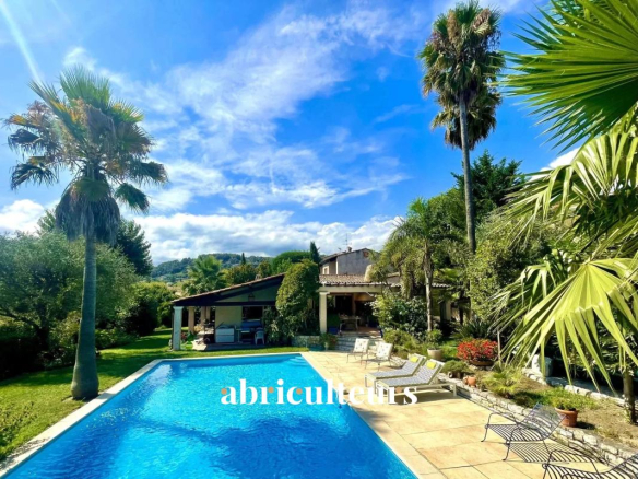 Exceptional house – La Colle-sur-Loup – 5 bedrooms – 220 m2 of living space – 1500 m2 of land