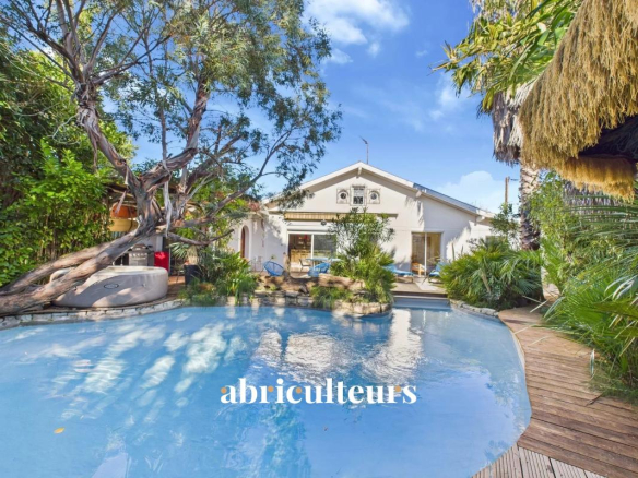 Villa au jardin exotique avec piscine au c?ur de Soorts-Hossegor ? au beau potentiel