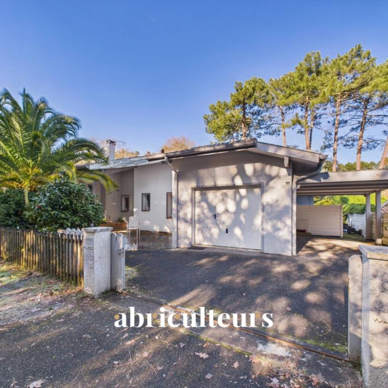 Villa au jardin exotique avec piscine au c?ur de Soorts-Hossegor ? au beau potentiel