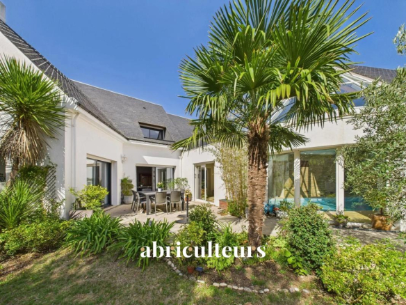 Très belle maison de 258m2 bien entretenue – 4 chambres – Piscine intérieure – Domaine privé du Haut Bissin – Garage – Terrain de 1800m2