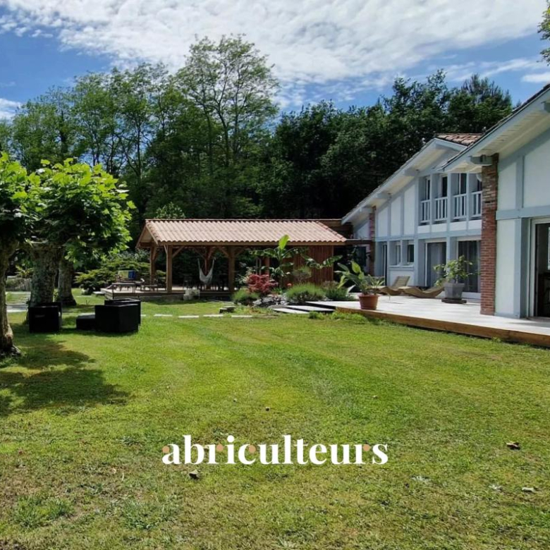 MAISON DE VILLAGE D’EXCEPTION, AVEC TERRASSE ET PISCINE