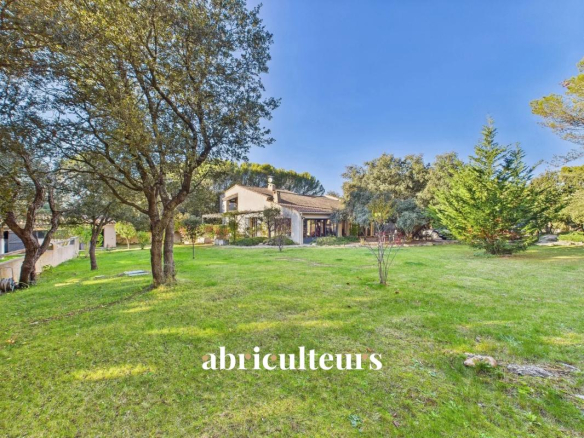 Magnifique propriété avec terrain, piscine/ poolhouse, dépendance à Rognes 13840