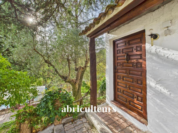 Artists' property in the heart of 2 hectares of greenery – Cantaron