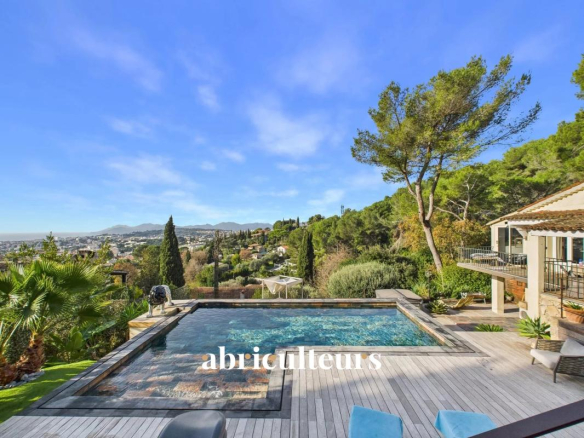 Panoramique – Villa d’exception – 227 m² – Le Cannet