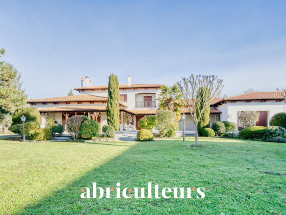 Exceptional house? 600 m²? 11 pieces? Fontcouverte (17100)