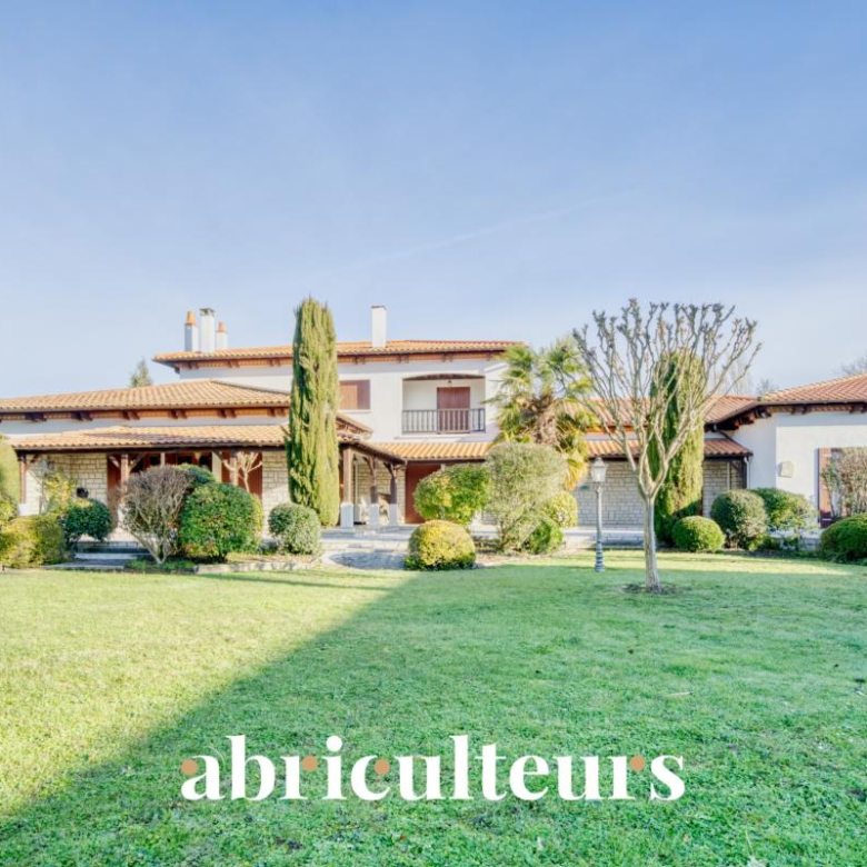 RENOVATED VILLA 155 m2 EXCEPTIONAL SETTING – LUBERON - CHEVAL BLANC